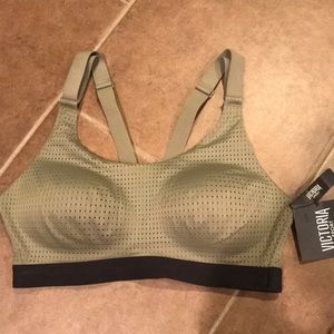 NEW WITH TAGS Victoria’s Secret Padded Sports Bra
